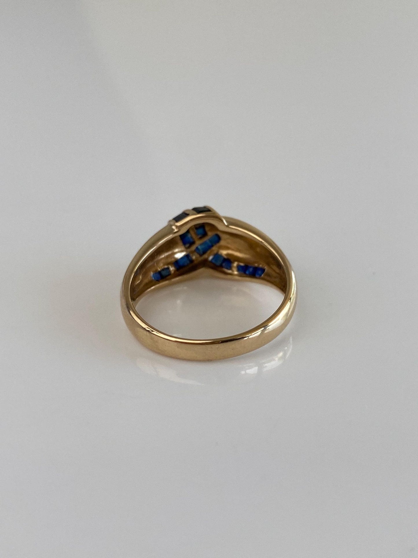 Solid 14k Yellow Gold Blue Sapphire Lined Ring - Size 7.75