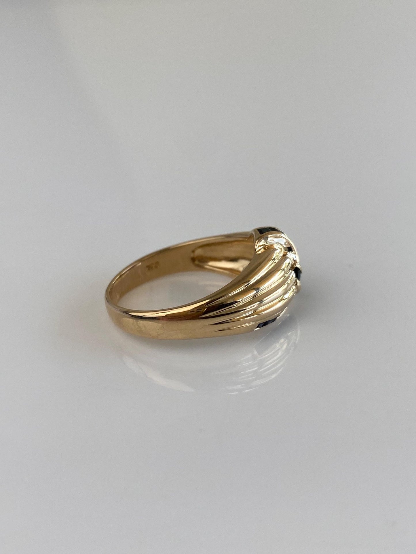 Solid 14k Yellow Gold Blue Sapphire Lined Ring - Size 7.75