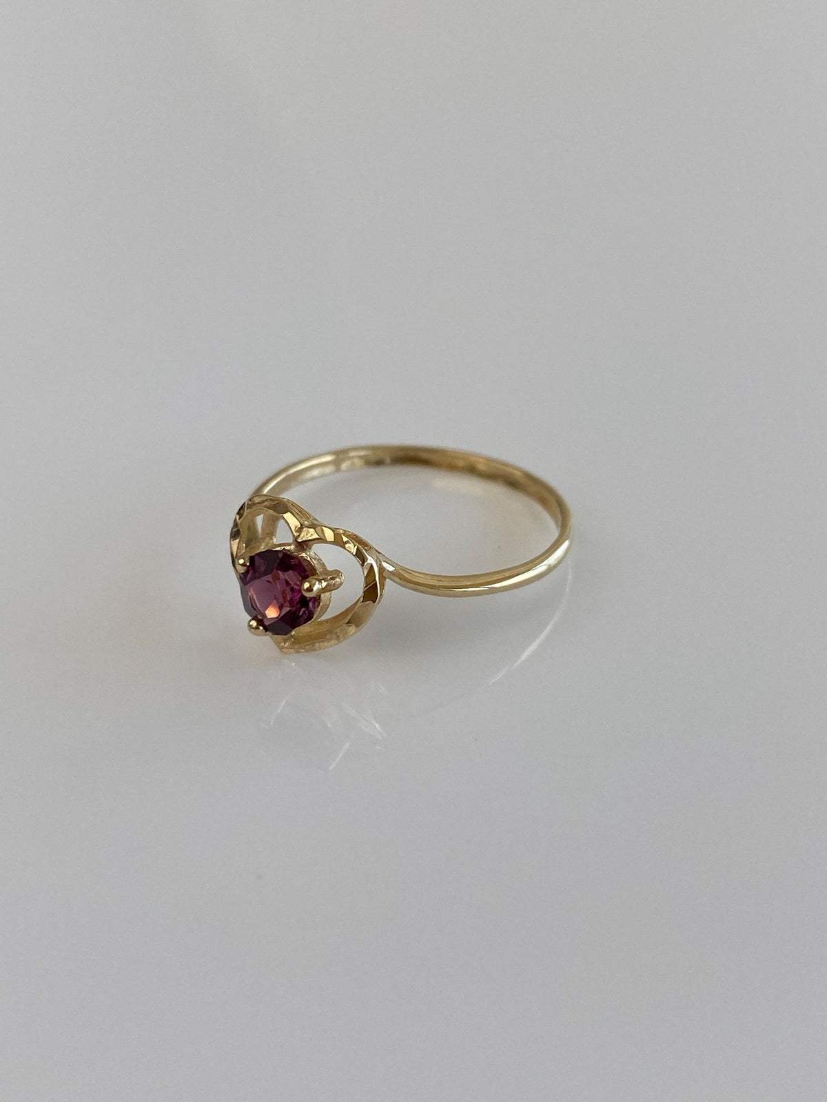 Vintage Solid 10k Yellow Gold Purple Cubic Zirconia Heart Ring - Size 6.5