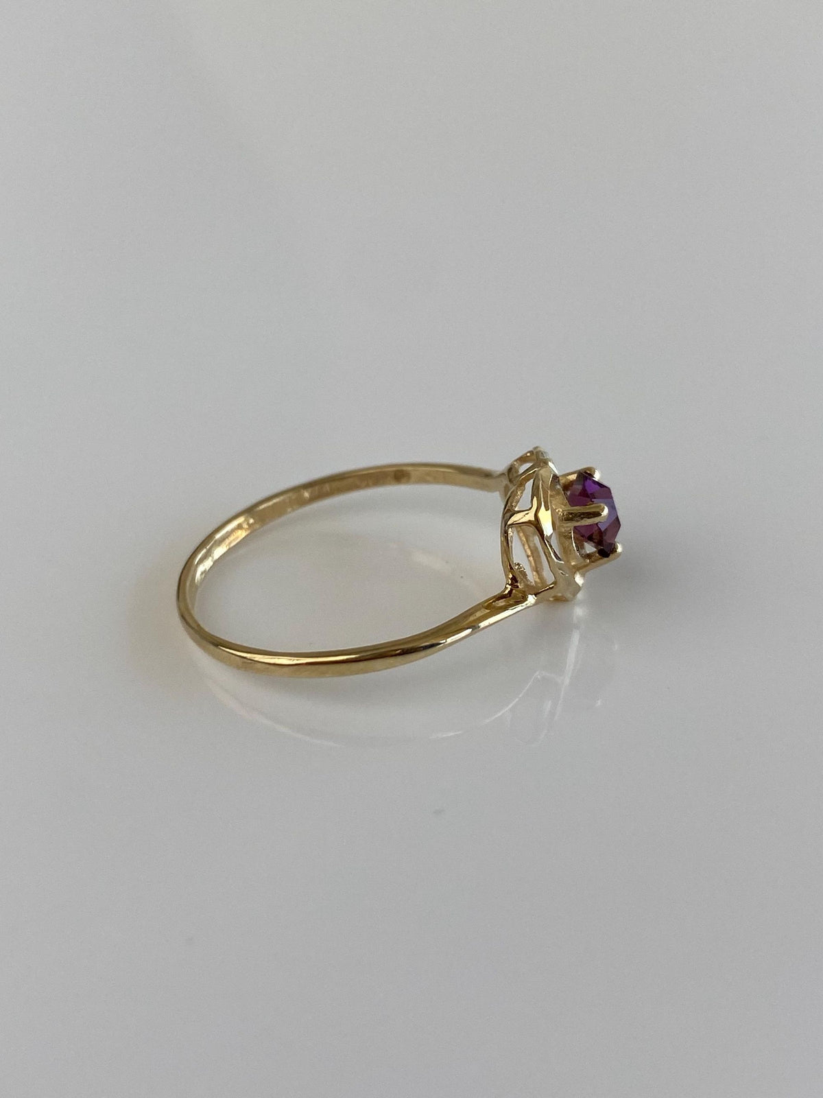 Vintage Solid 10k Yellow Gold Purple Cubic Zirconia Heart Ring - Size 6.5