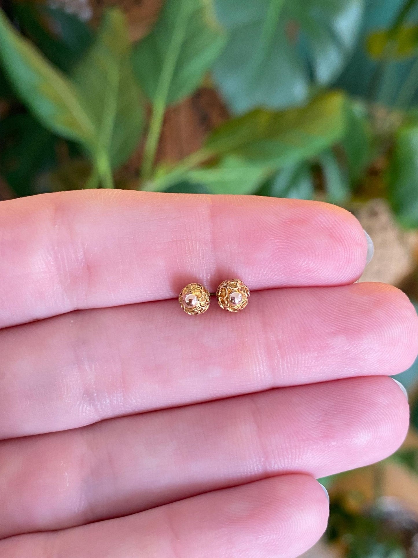 Vintage 18k Yellow Gold Designed Ball Stud Earrings