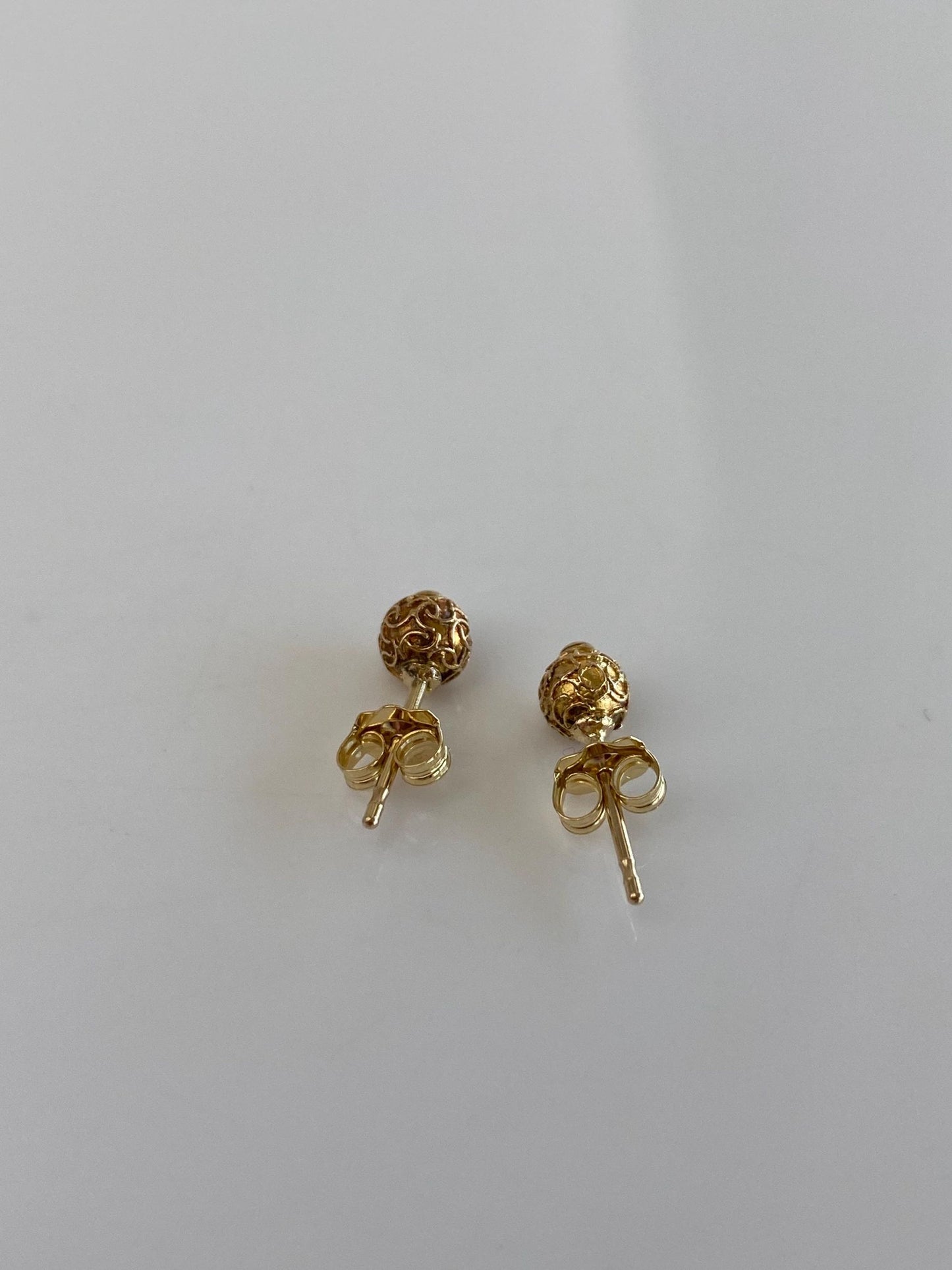 Vintage 18k Yellow Gold Designed Ball Stud Earrings