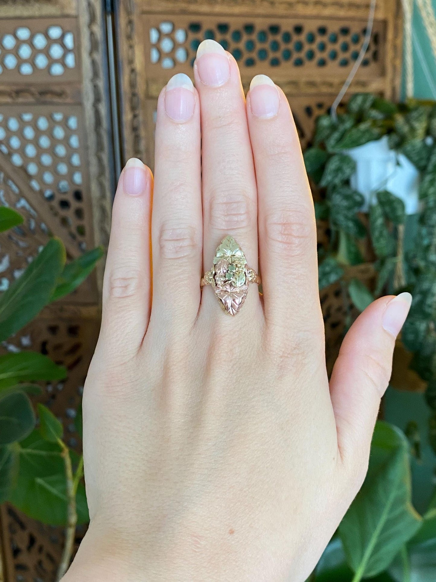 Vintage Solid 10k Black Hills Gold Green Stone Leaves Ring - Size 7