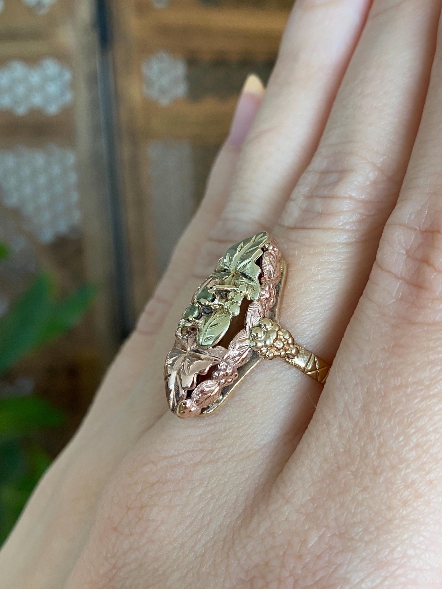 Vintage Solid 10k Black Hills Gold Green Stone Leaves Ring - Size 7
