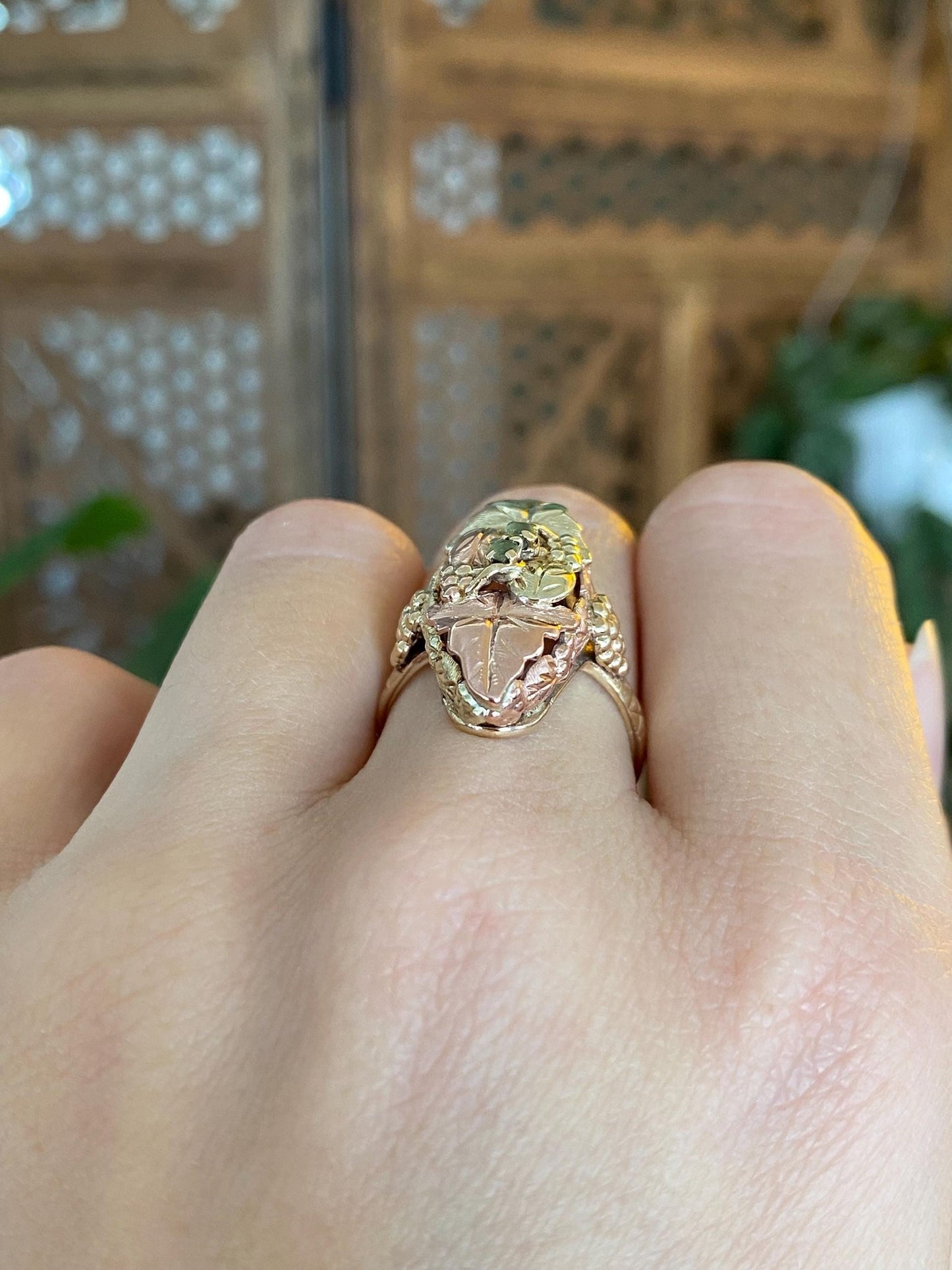 Vintage Solid 10k Black Hills Gold Green Stone Leaves Ring - Size 7