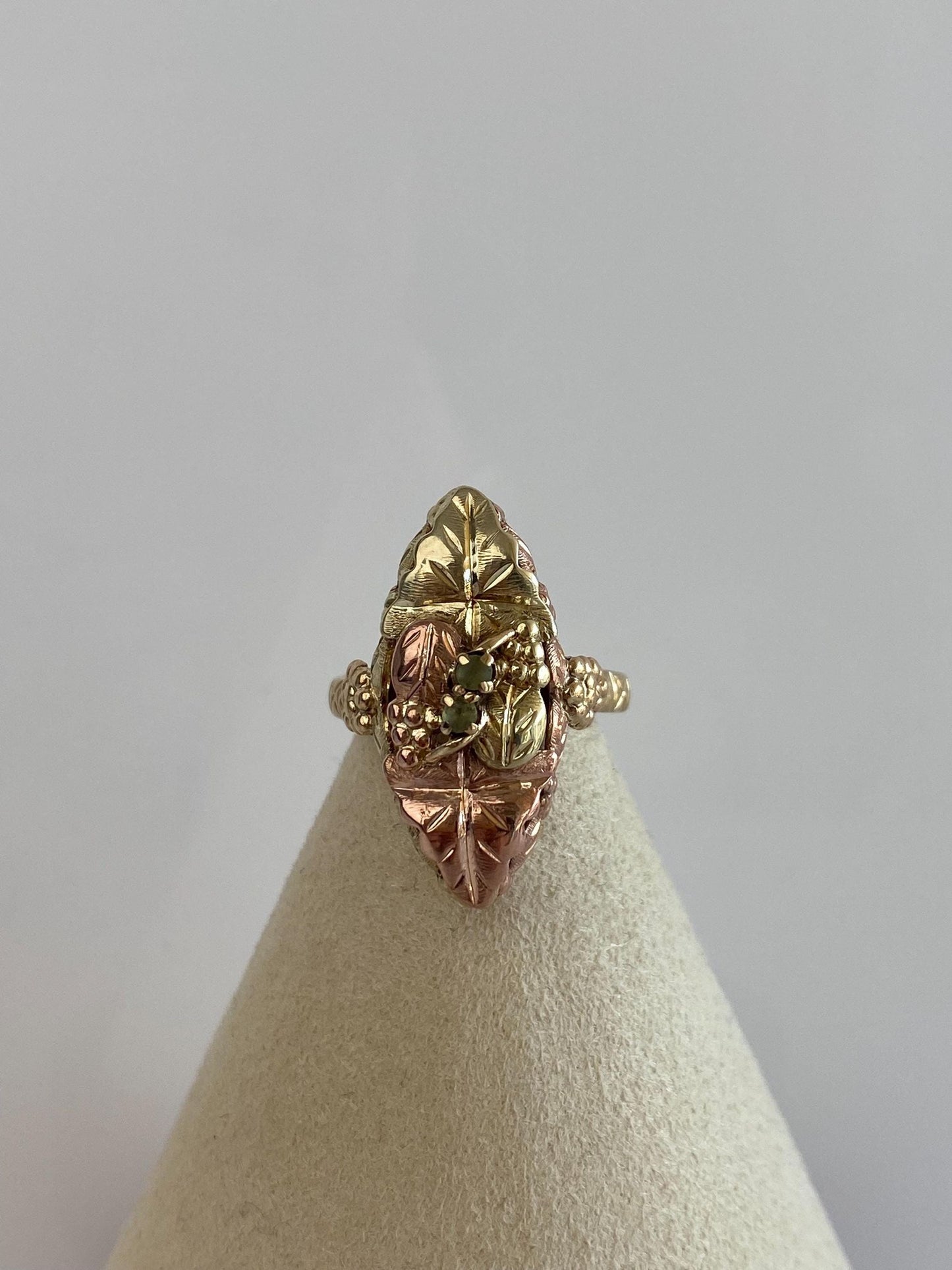 Vintage Solid 10k Black Hills Gold Green Stone Leaves Ring - Size 7