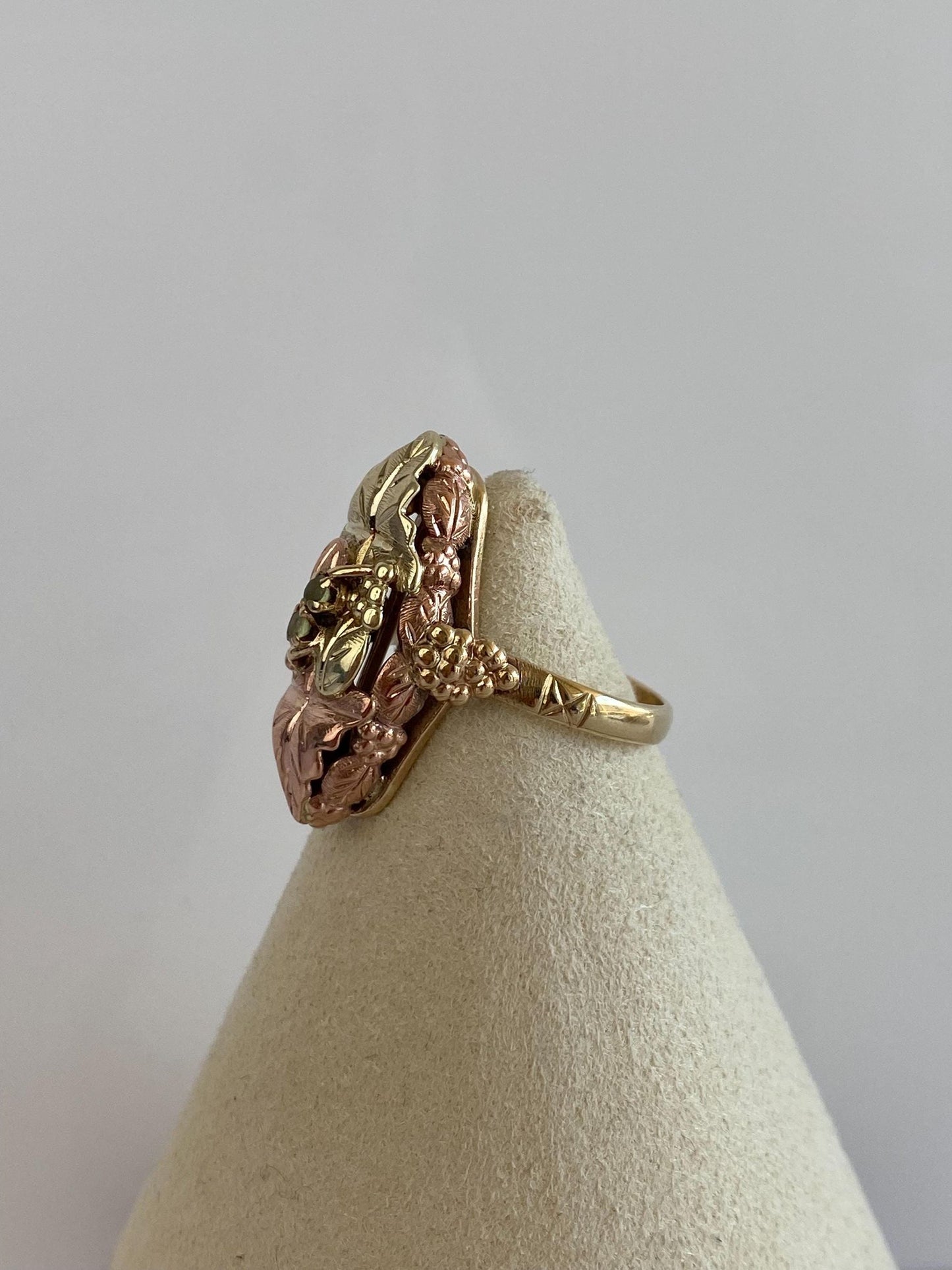 Vintage Solid 10k Black Hills Gold Green Stone Leaves Ring - Size 7