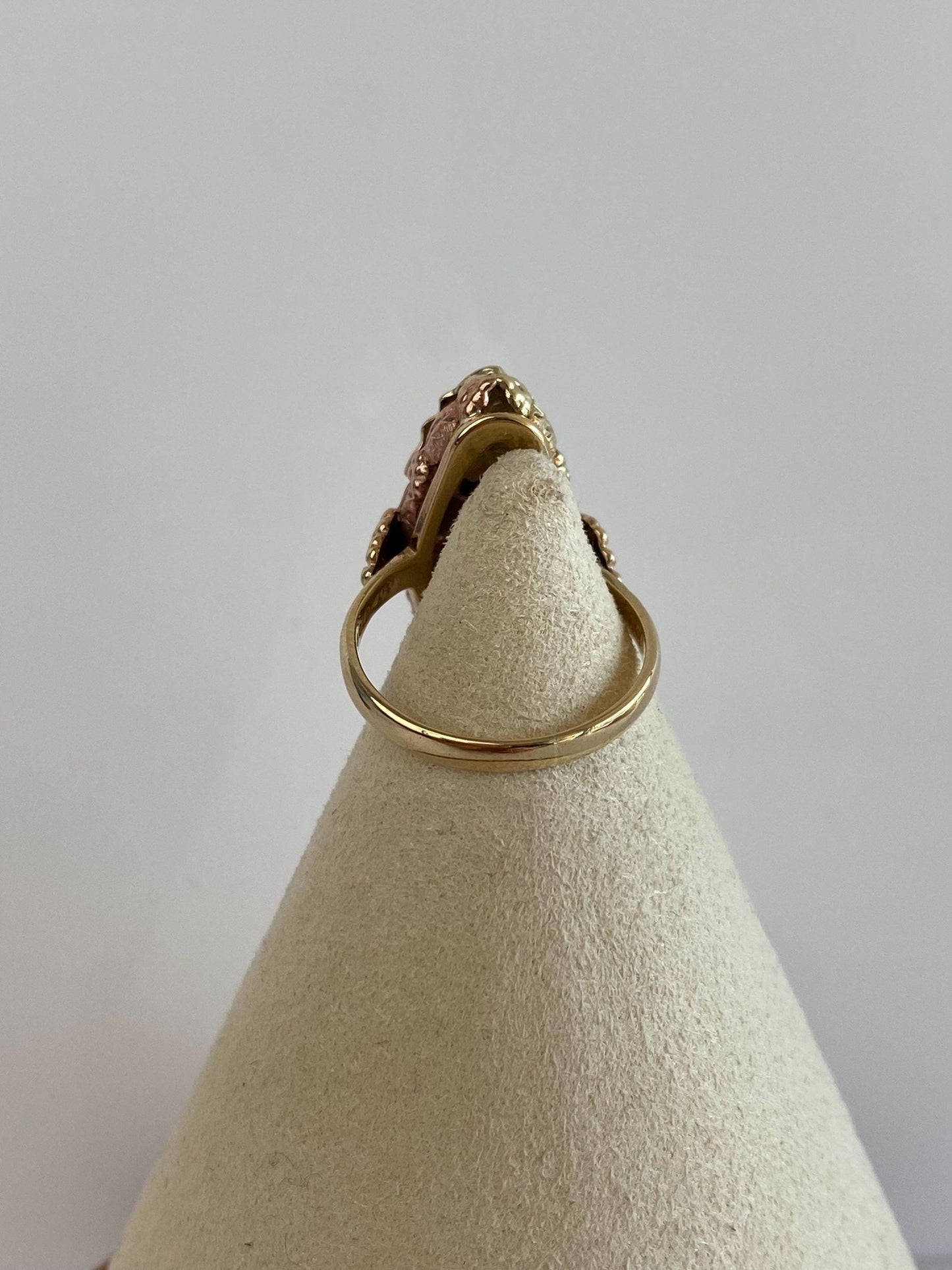 Vintage Solid 10k Black Hills Gold Green Stone Leaves Ring - Size 7