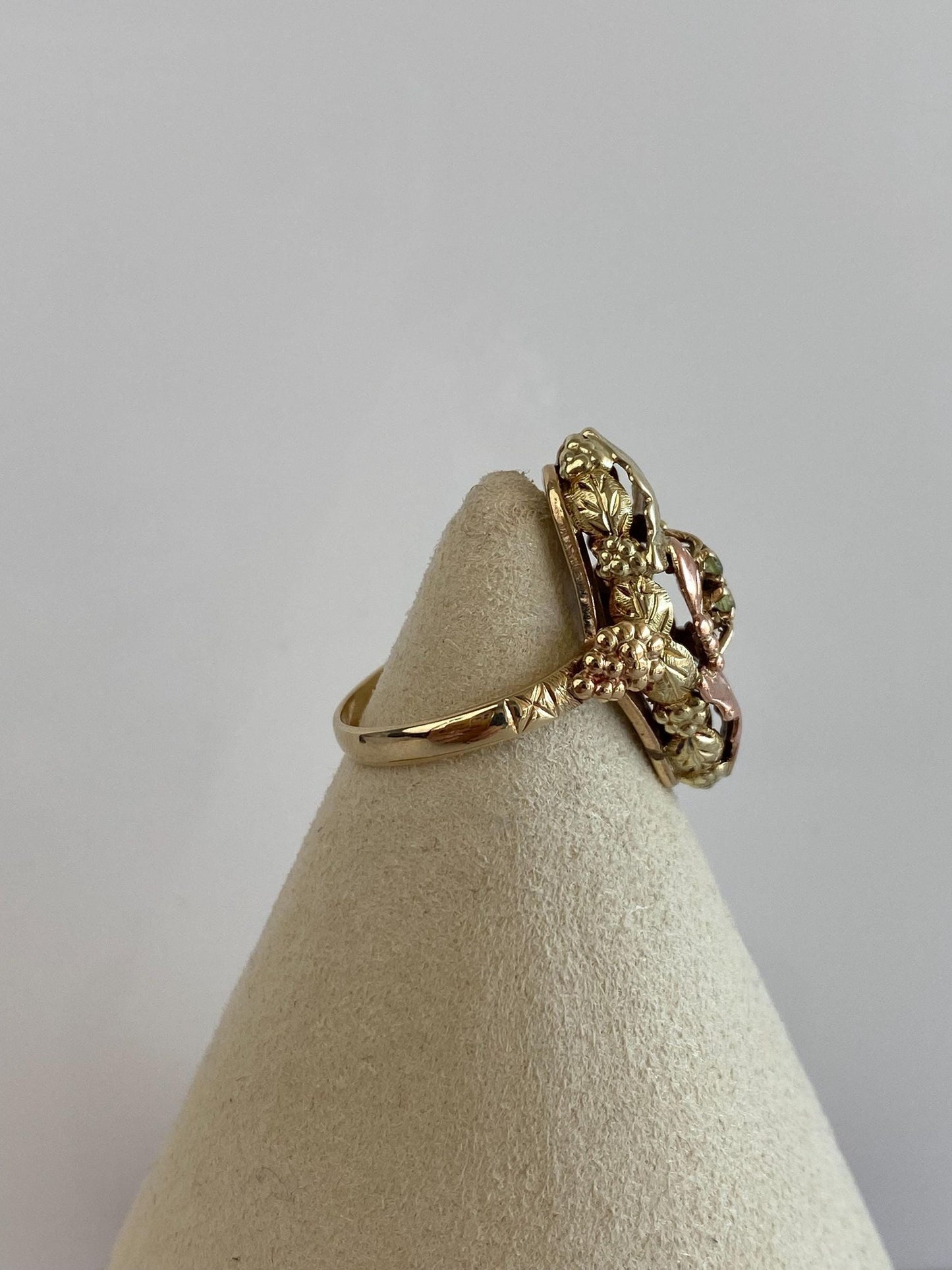 Vintage Solid 10k Black Hills Gold Green Stone Leaves Ring - Size 7