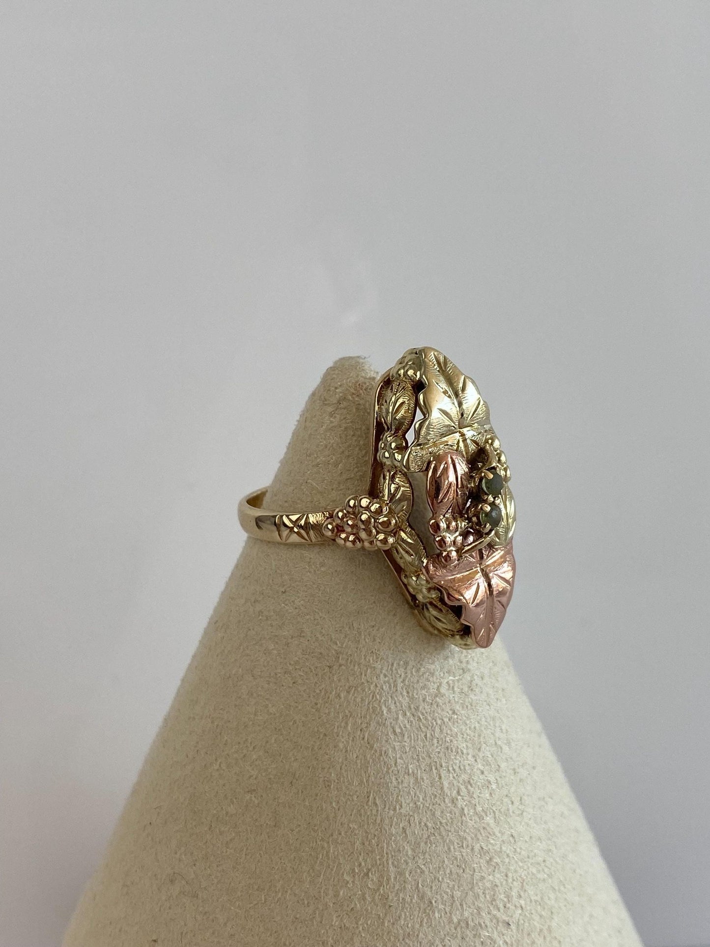 Vintage Solid 10k Black Hills Gold Green Stone Leaves Ring - Size 7