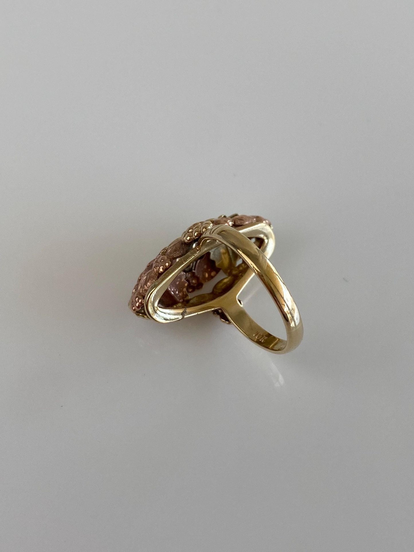 Vintage Solid 10k Black Hills Gold Green Stone Leaves Ring - Size 7