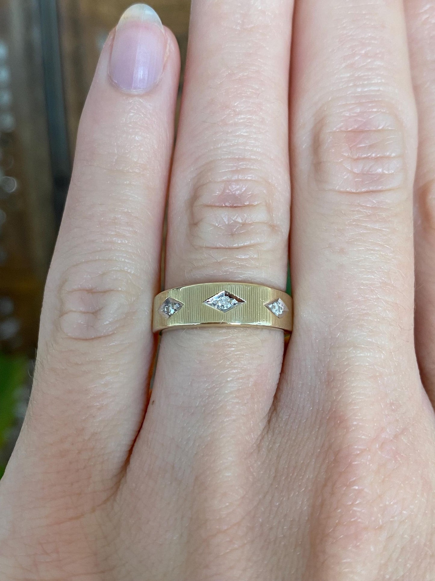 Vintage Solid 14k Yellow Gold Diamond Textured Ring Band - Size 5.25