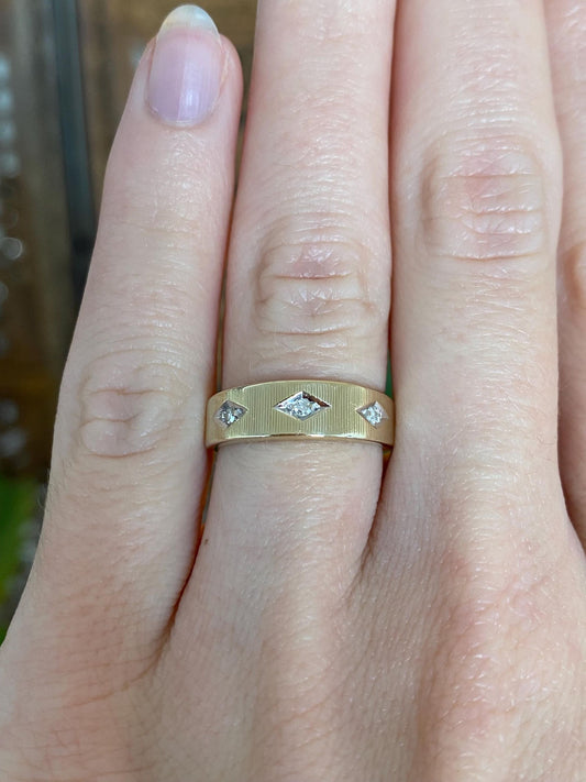 Vintage Solid 14k Yellow Gold Diamond Textured Ring Band - Size 5.25