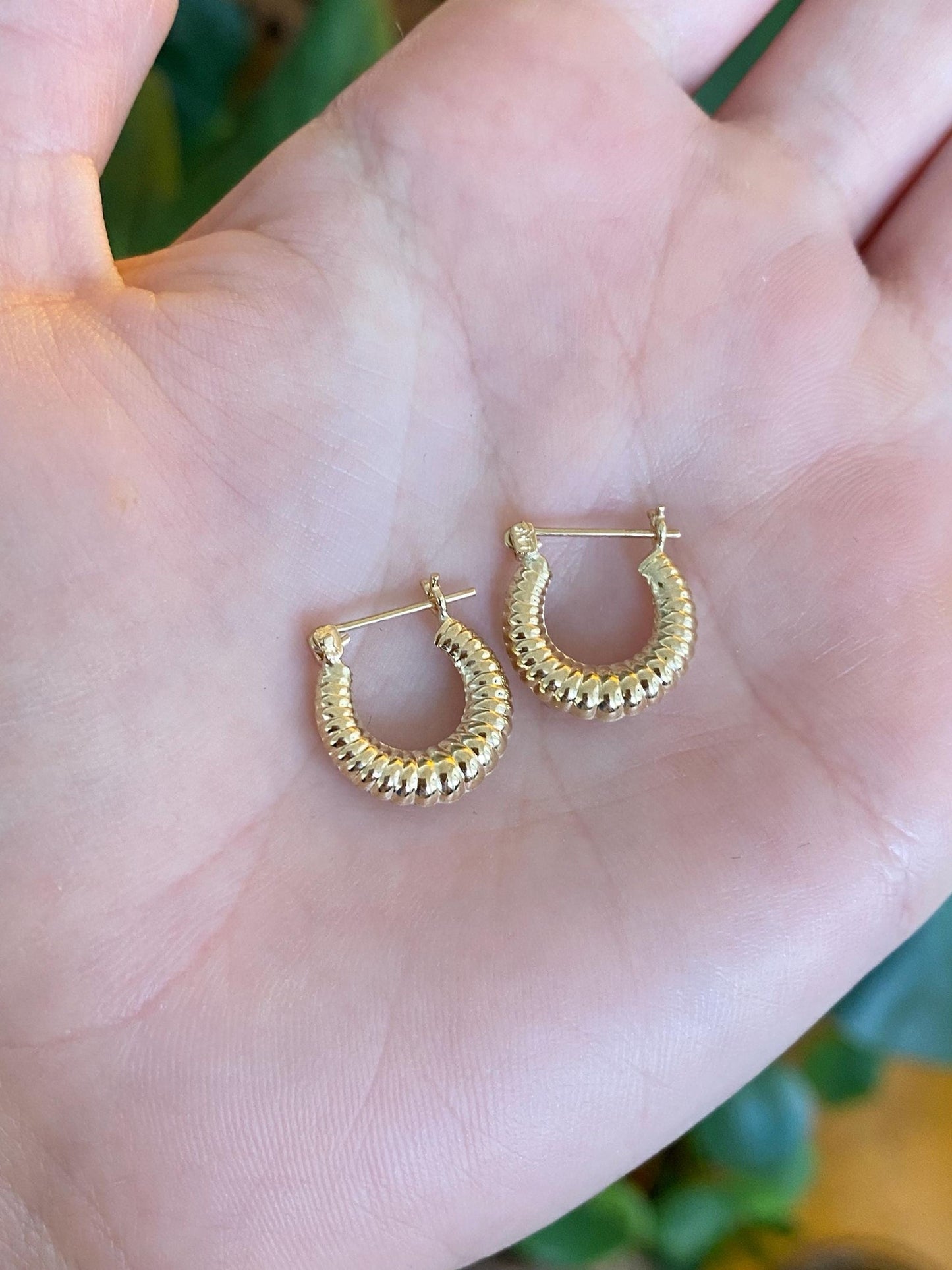 Vintage 14k Yellow Gold Little Scalloped Hoop Earrings