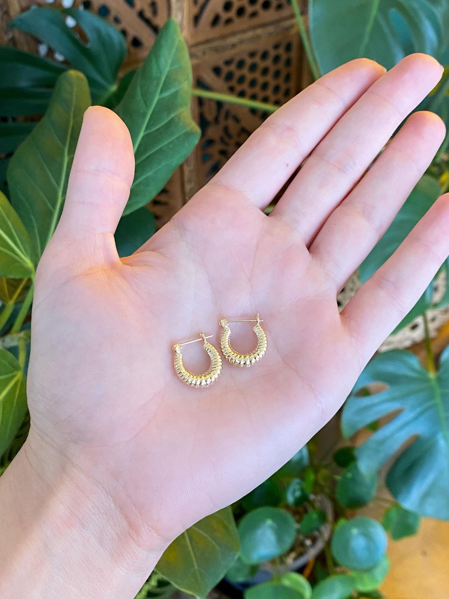 Vintage 14k Yellow Gold Little Scalloped Hoop Earrings