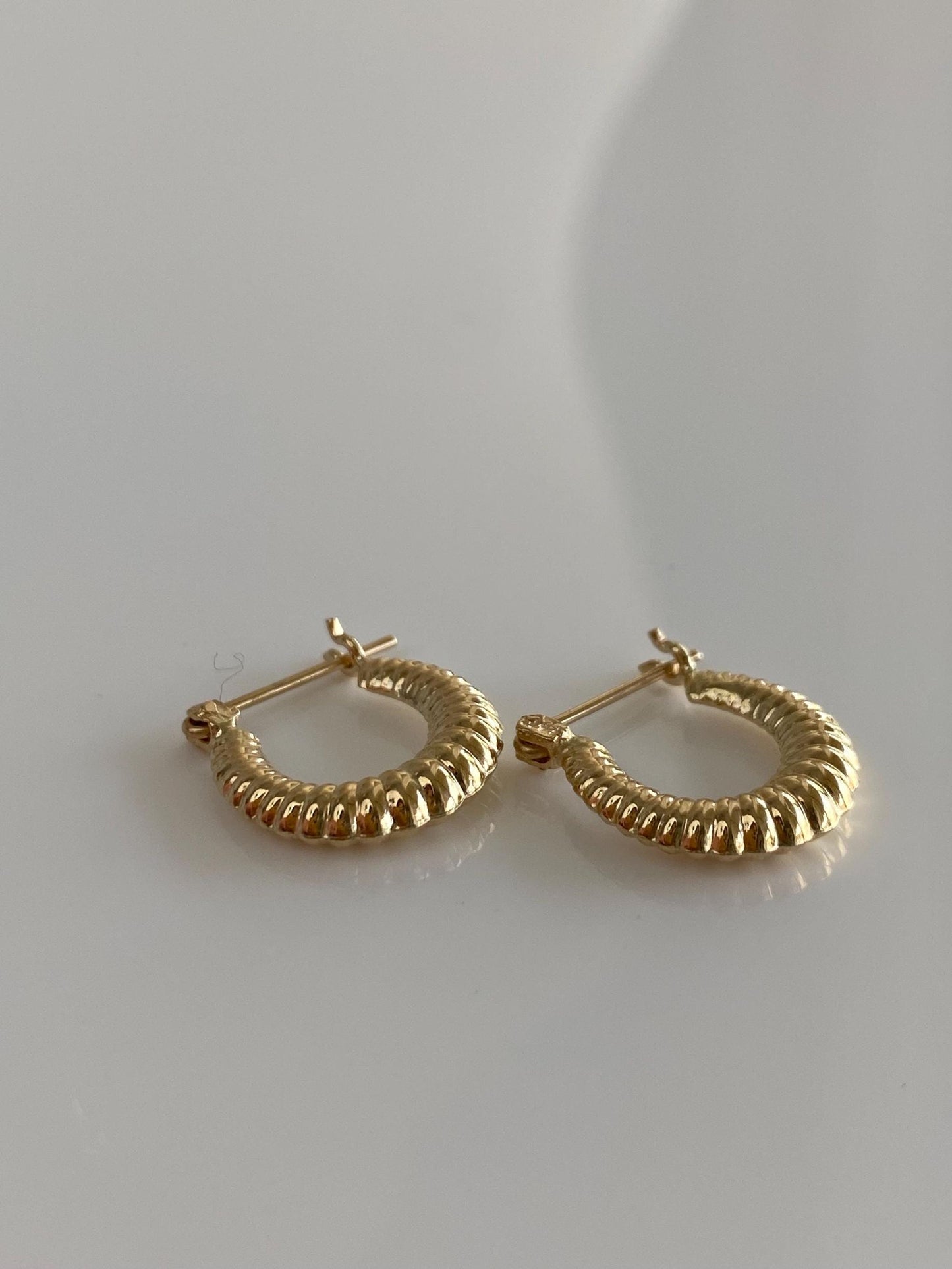 Vintage 14k Yellow Gold Little Scalloped Hoop Earrings