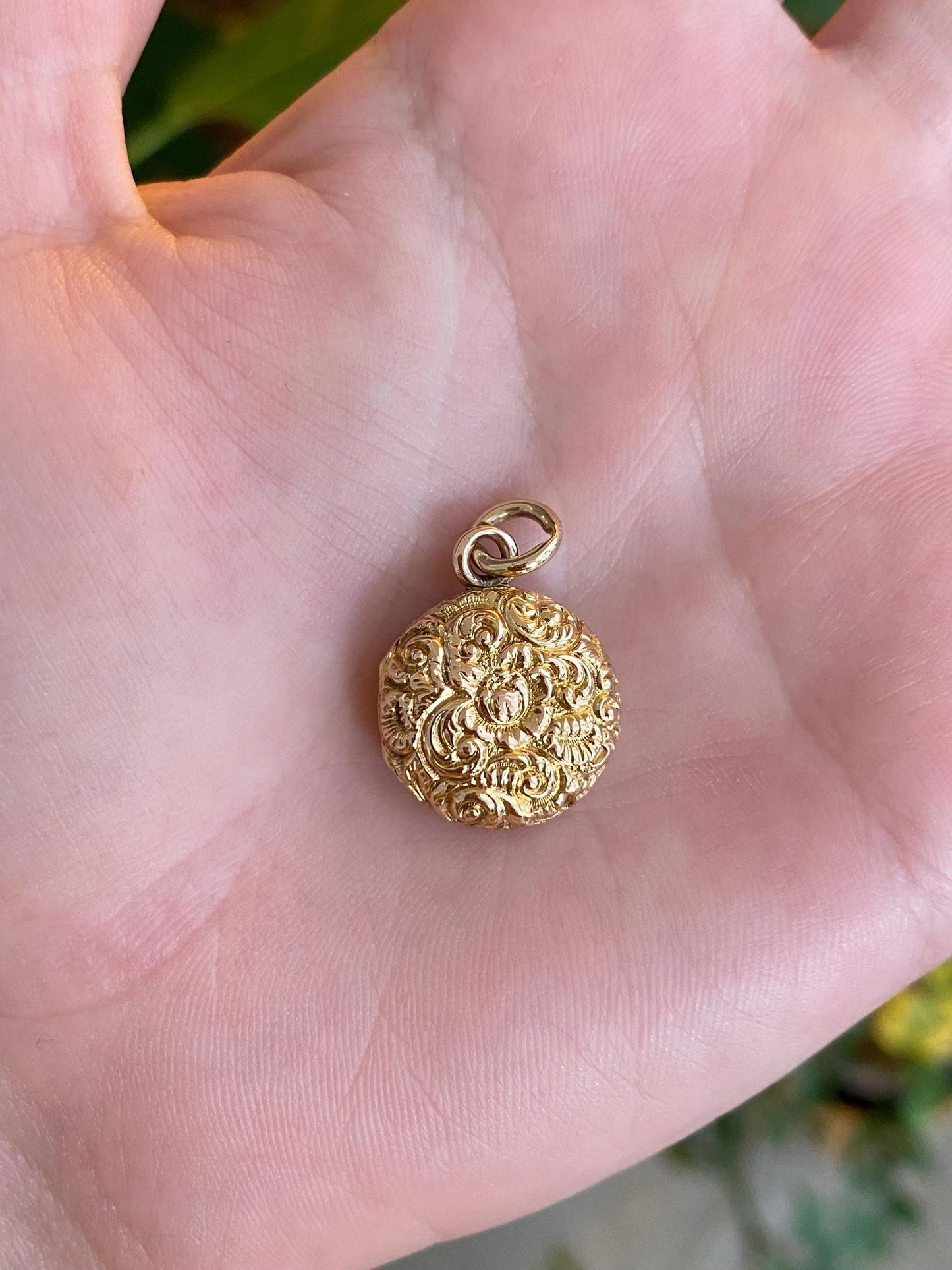 Vintage Solid 18k Yellow Gold Embossed Design Locket Charm