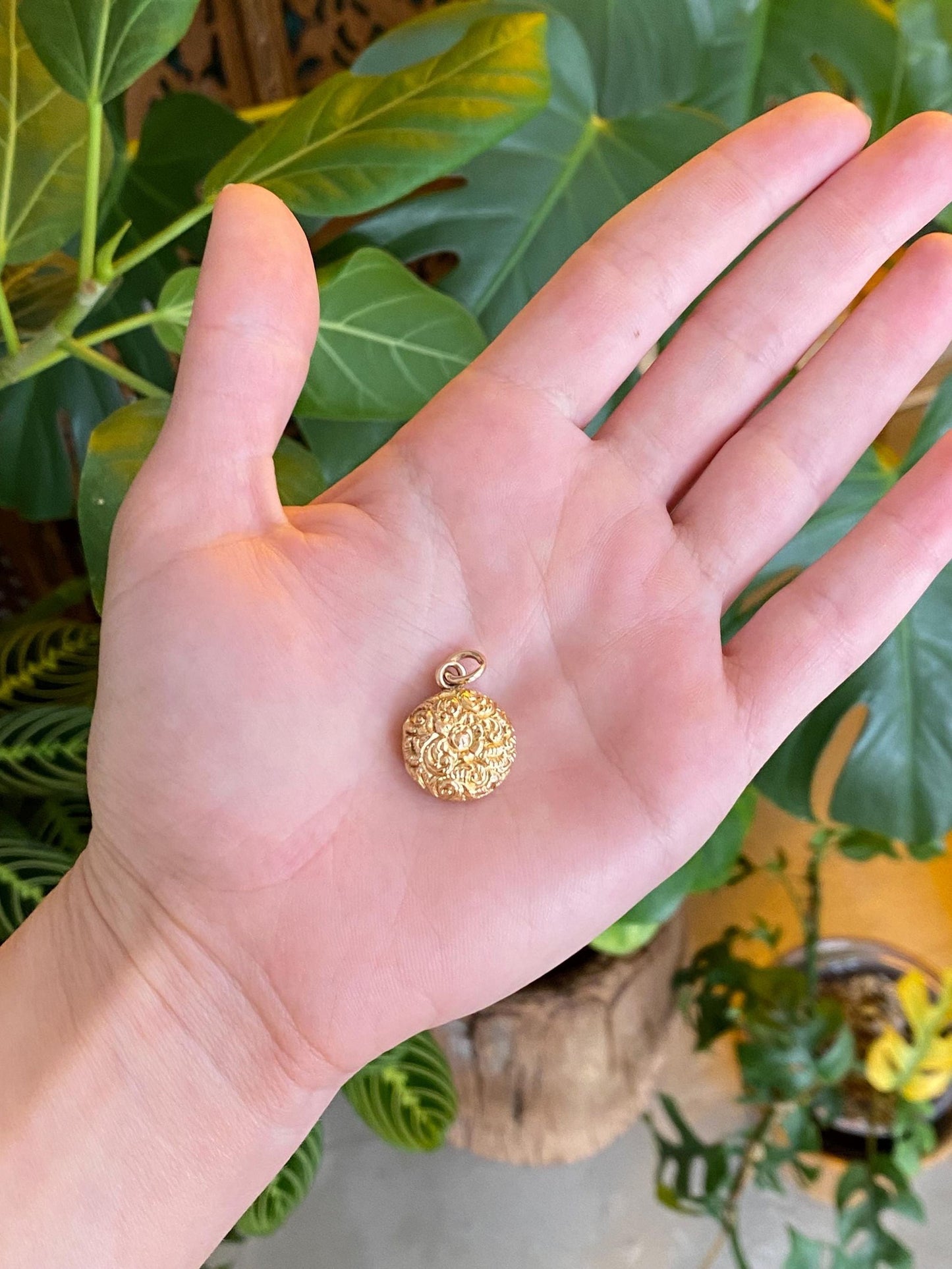 Vintage Solid 18k Yellow Gold Embossed Design Locket Charm