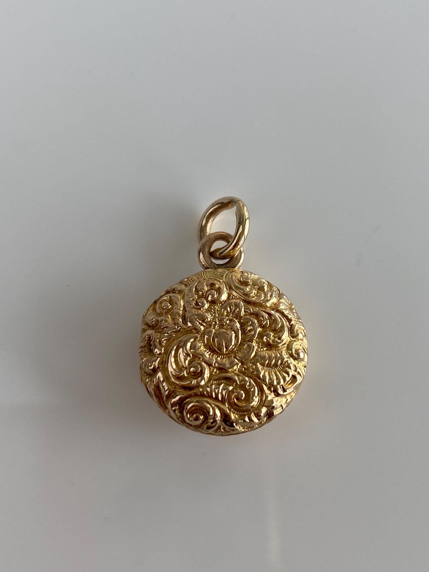 Vintage Solid 18k Yellow Gold Embossed Design Locket Charm