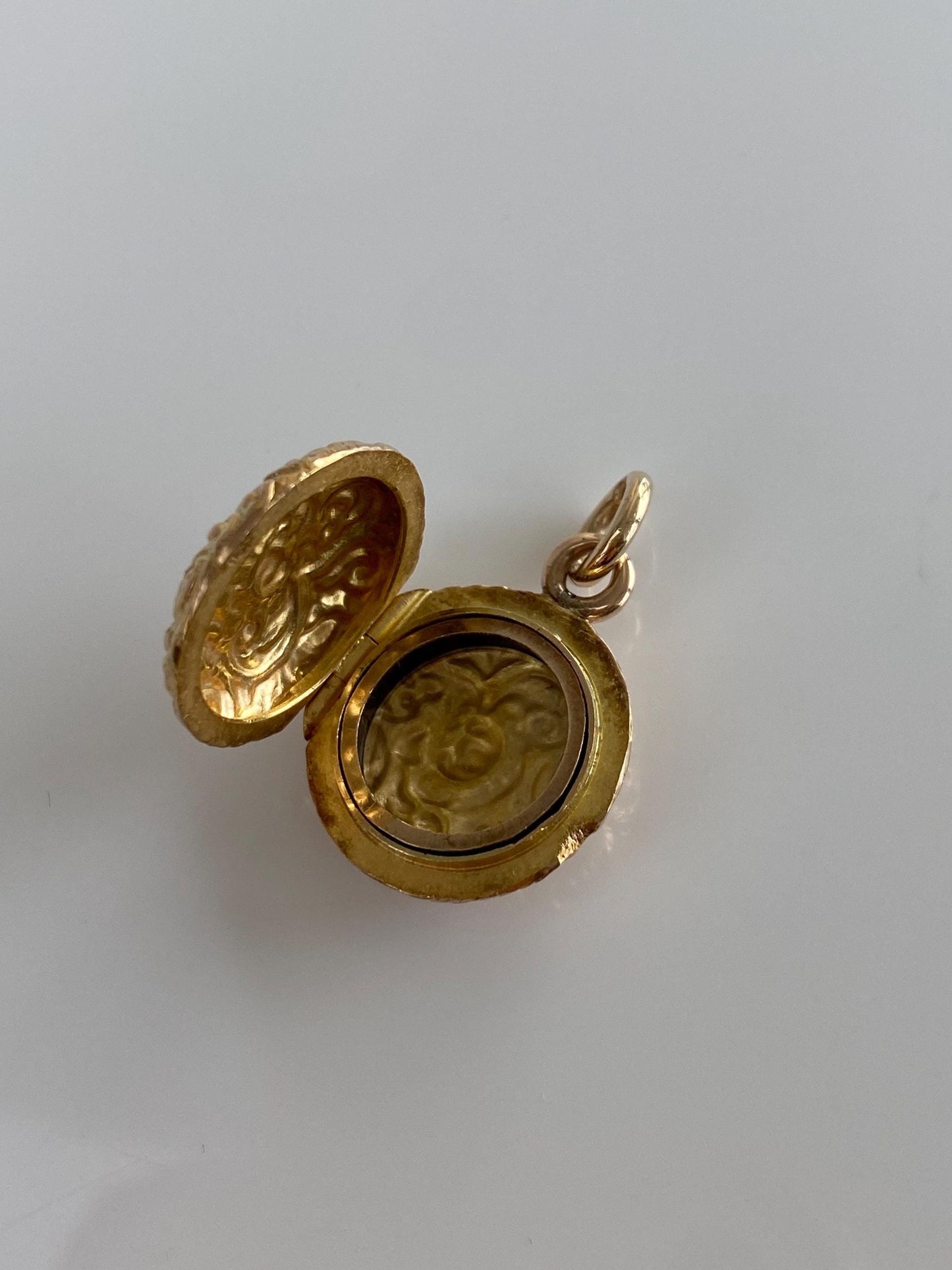 Vintage Solid 18k Yellow Gold Embossed Design Locket Charm