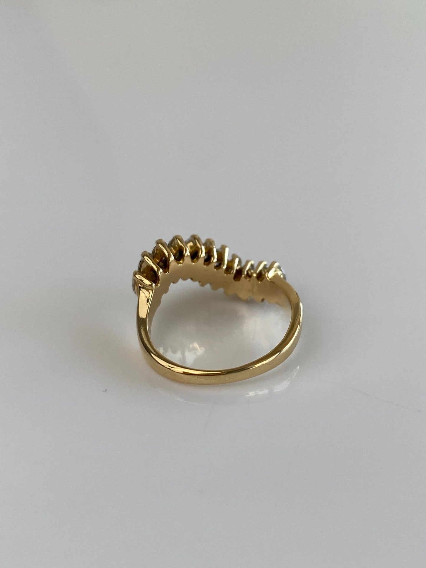 Vintage Solid 18k Yellow Gold Diamond Wavy Ring Band - Size 6.25