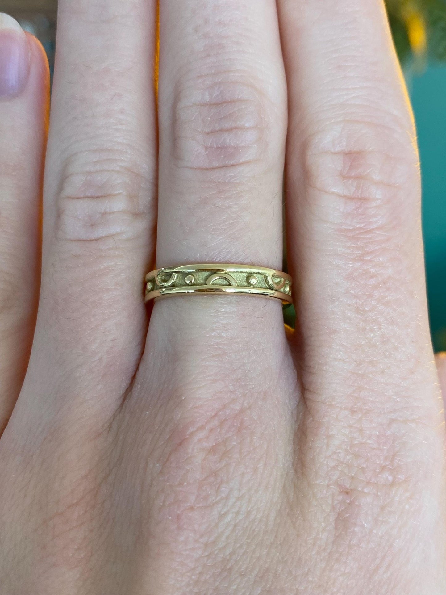 Vintage Solid 18k Yellow Gold Design Ring Band - Size 6.25