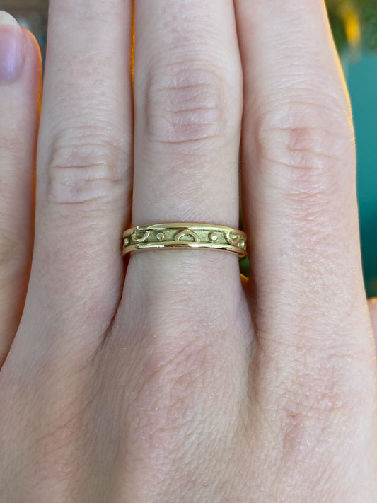Vintage Solid 18k Yellow Gold Design Ring Band - Size 6.25