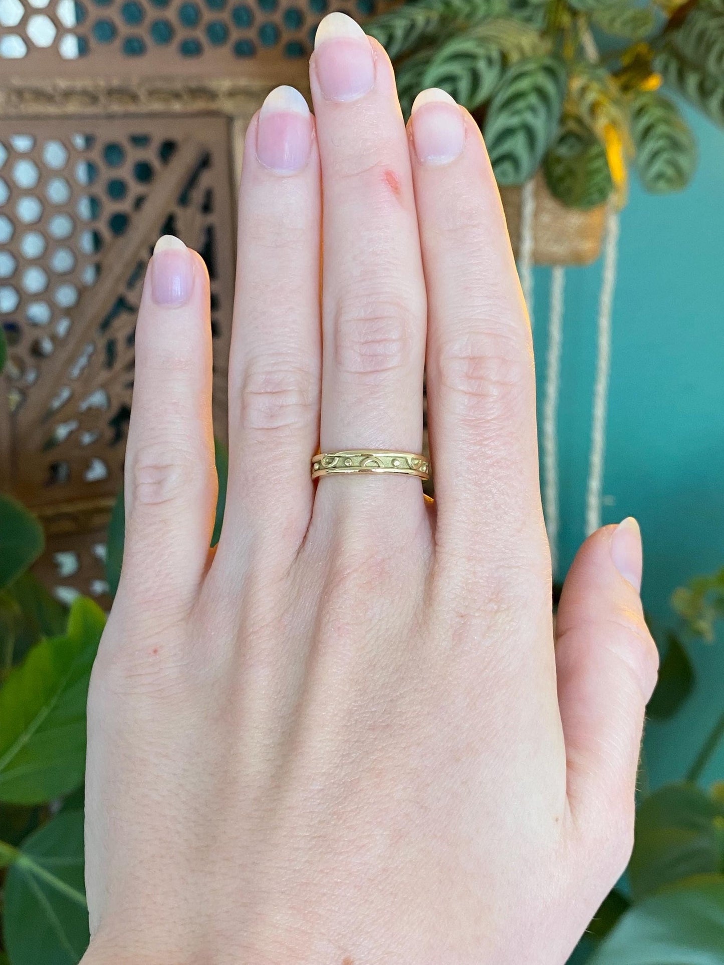 Vintage Solid 18k Yellow Gold Design Ring Band - Size 6.25