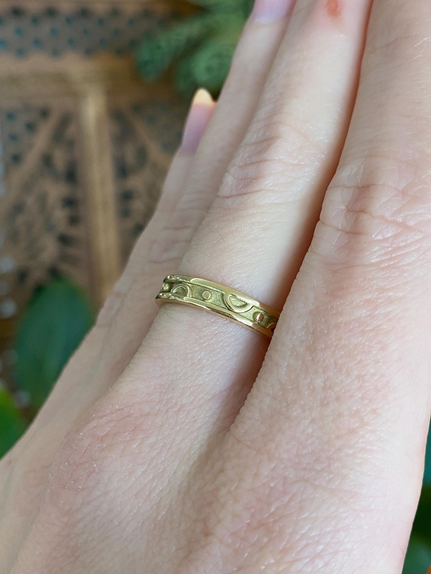 Vintage Solid 18k Yellow Gold Design Ring Band - Size 6.25