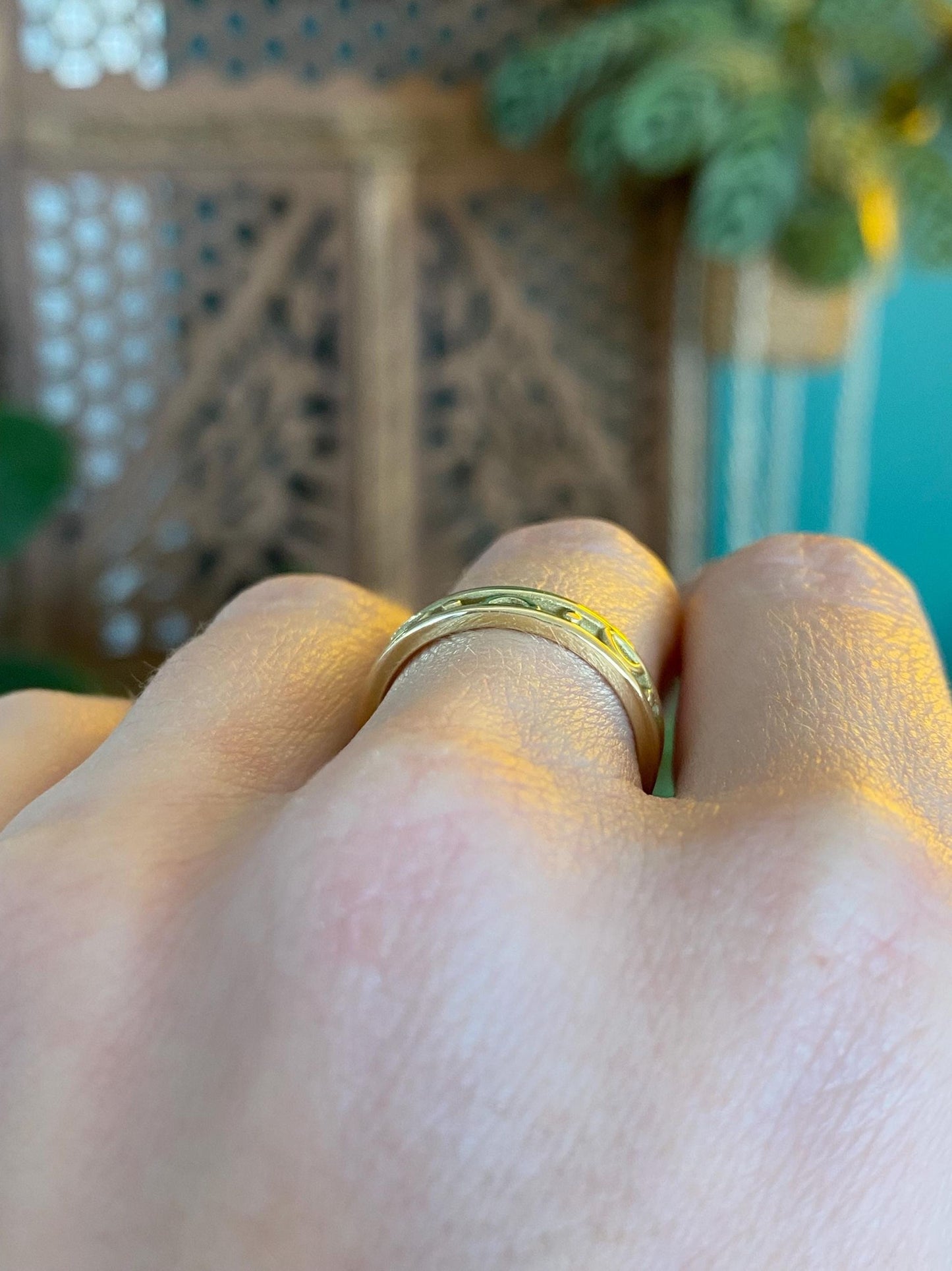 Vintage Solid 18k Yellow Gold Design Ring Band - Size 6.25