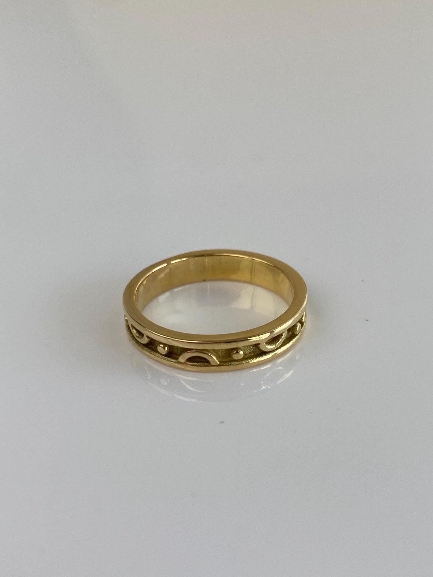 Vintage Solid 18k Yellow Gold Design Ring Band - Size 6.25
