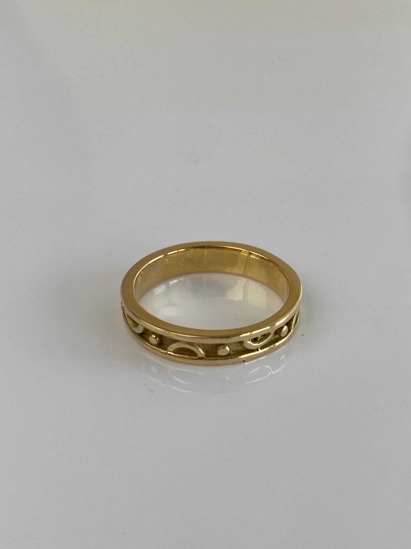 Vintage Solid 18k Yellow Gold Design Ring Band - Size 6.25