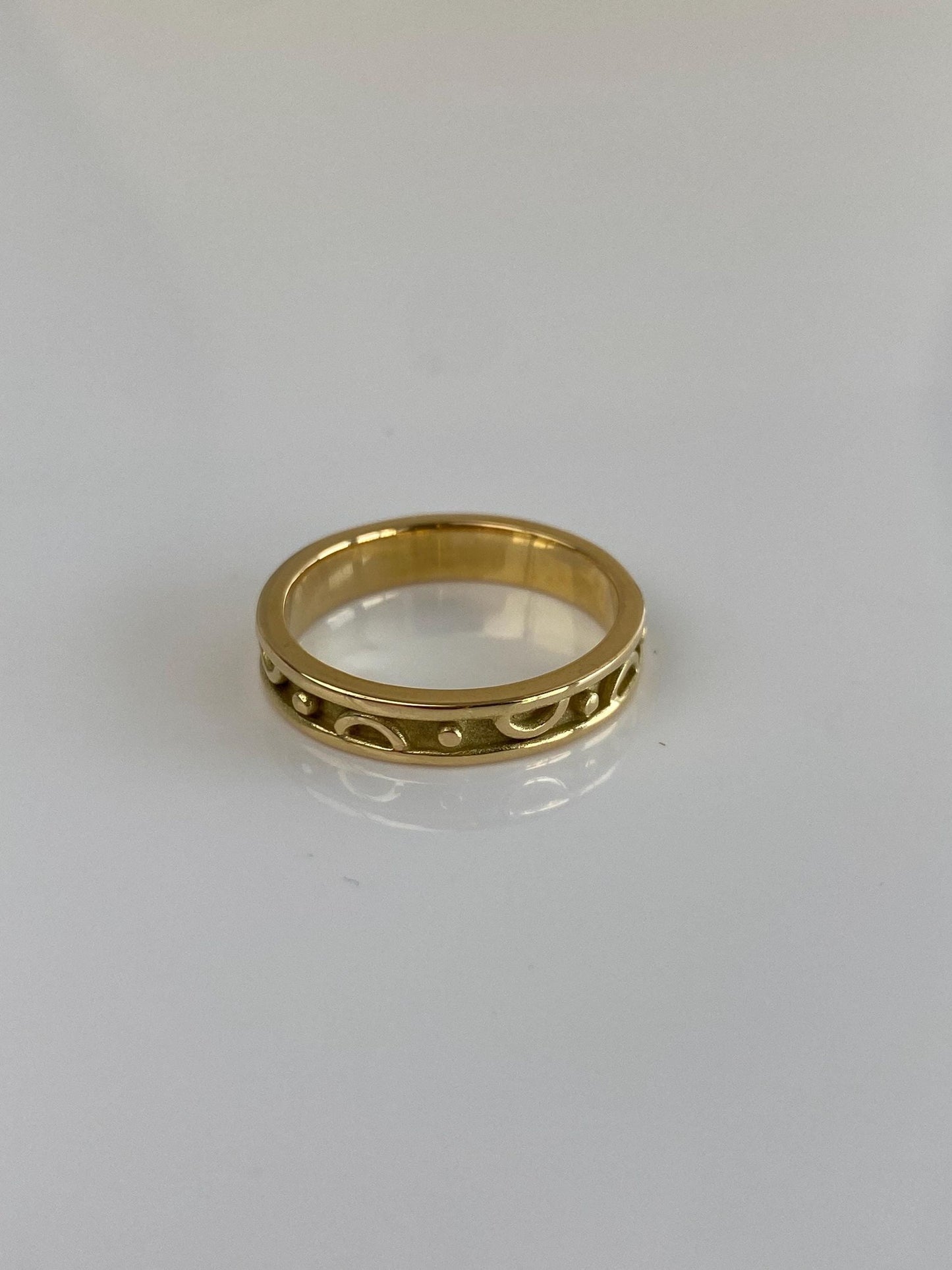Vintage Solid 18k Yellow Gold Design Ring Band - Size 6.25