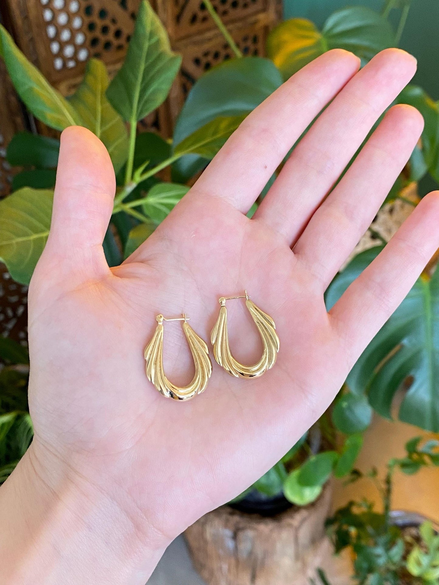 Vintage 14k Yellow Gold Scalloped Hoop Earrings