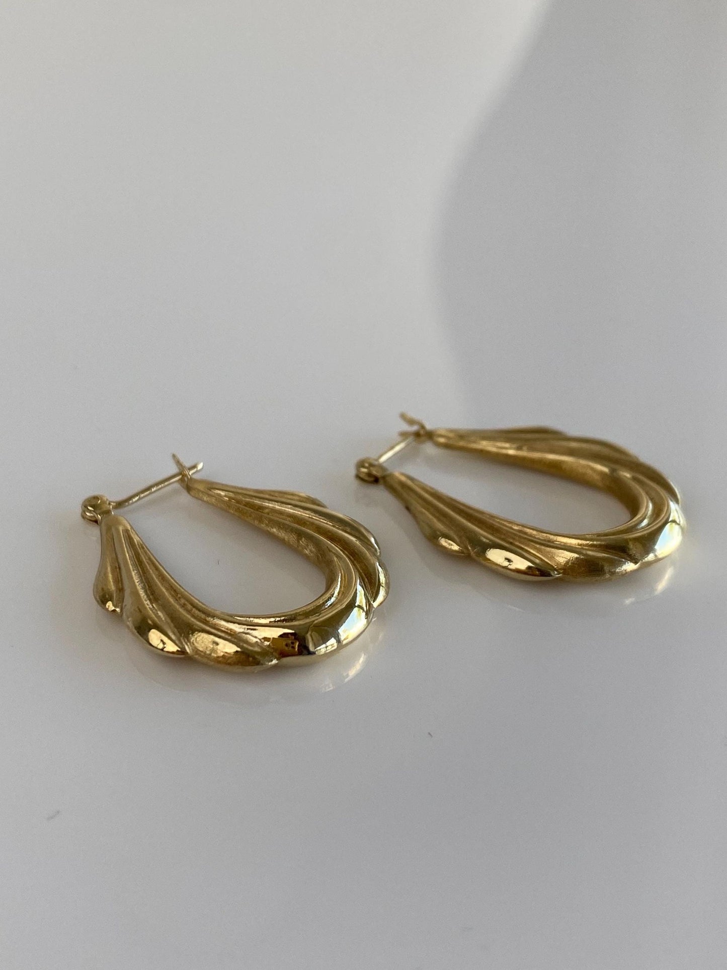 Vintage 14k Yellow Gold Scalloped Hoop Earrings