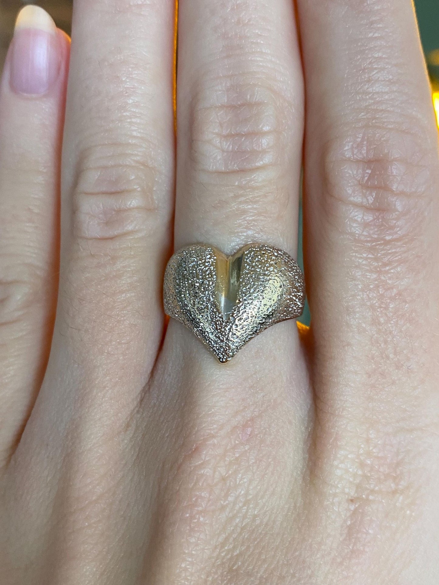 Vintage Solid 14k White & Yellow Gold Textured Heart Chevron Ring Band - Size 6.25