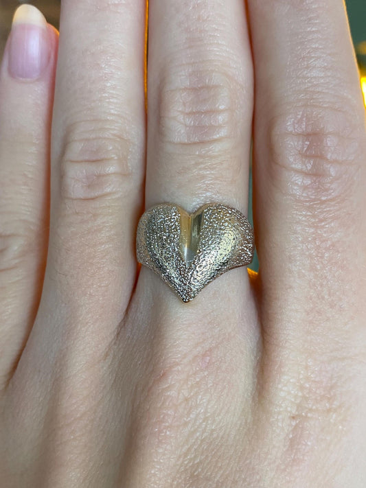 Vintage Solid 14k White & Yellow Gold Textured Heart Chevron Ring Band - Size 6.25