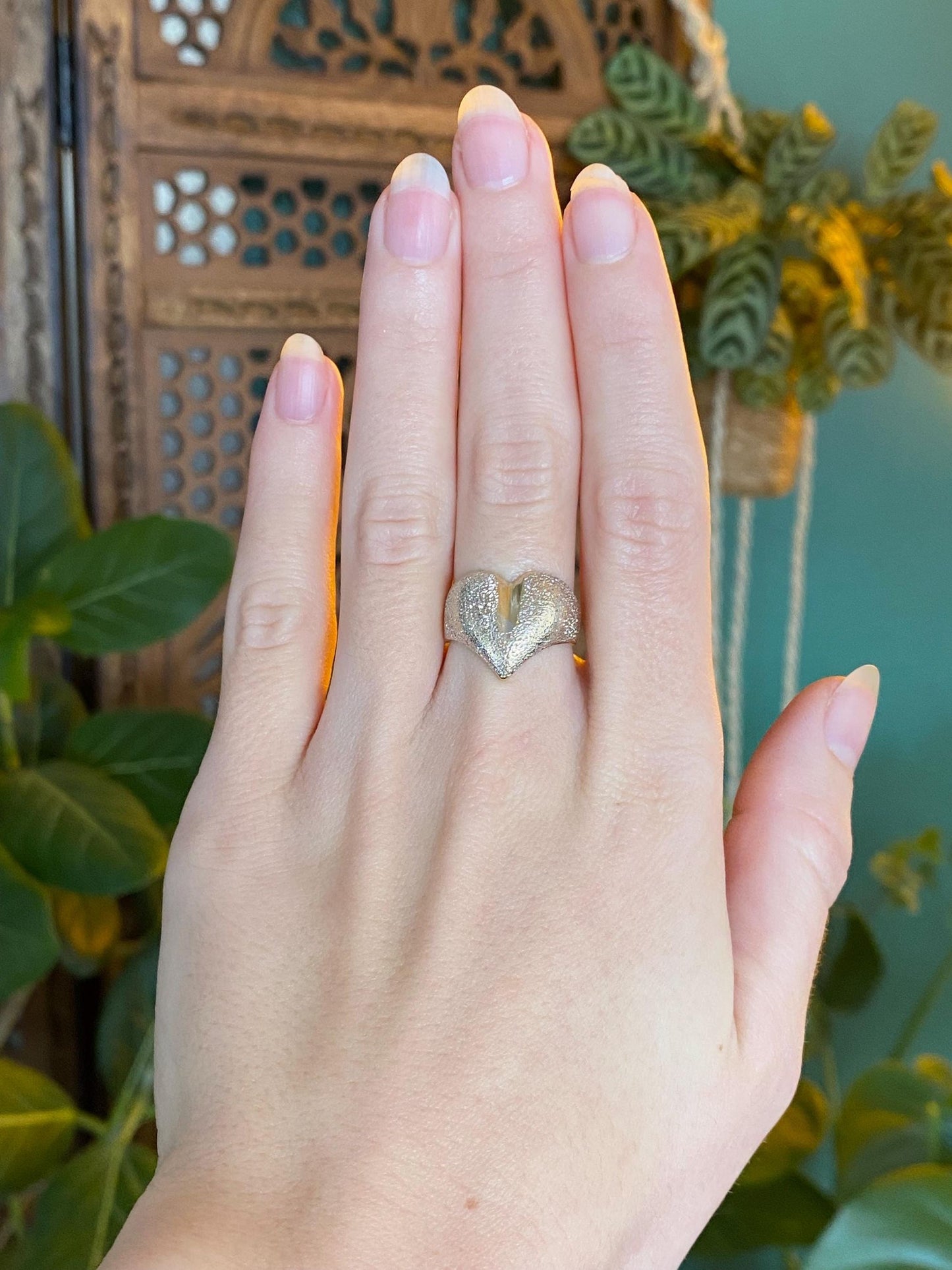 Vintage Solid 14k White & Yellow Gold Textured Heart Chevron Ring Band - Size 6.25