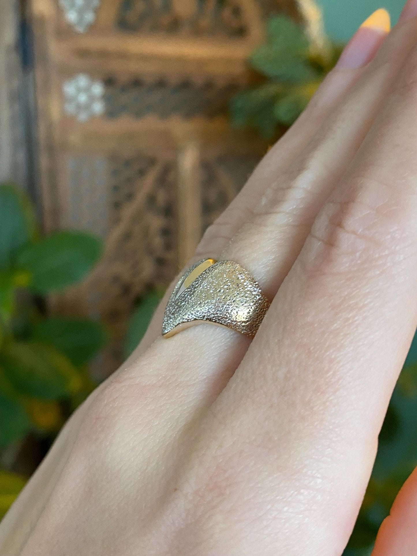 Vintage Solid 14k White & Yellow Gold Textured Heart Chevron Ring Band - Size 6.25