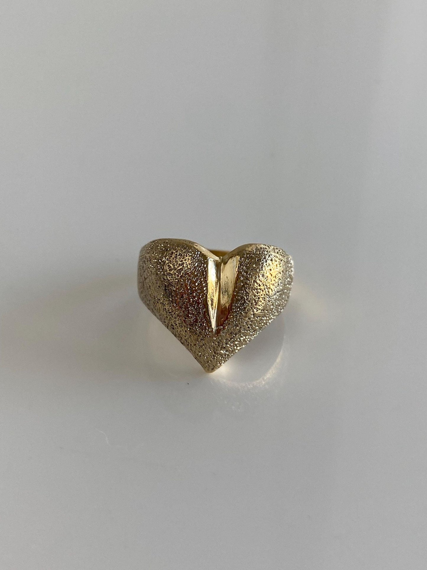 Vintage Solid 14k White & Yellow Gold Textured Heart Chevron Ring Band - Size 6.25