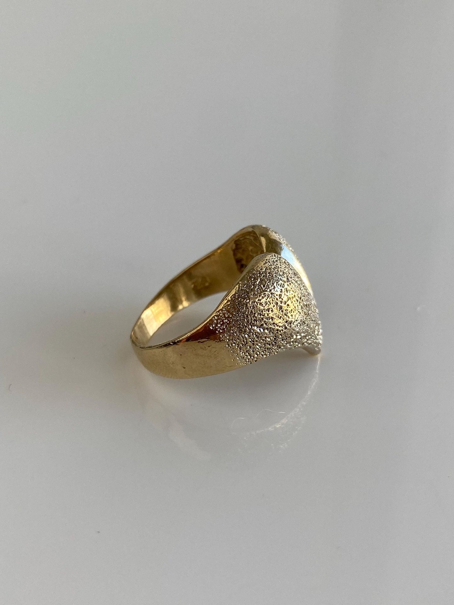 Vintage Solid 14k White & Yellow Gold Textured Heart Chevron Ring Band - Size 6.25