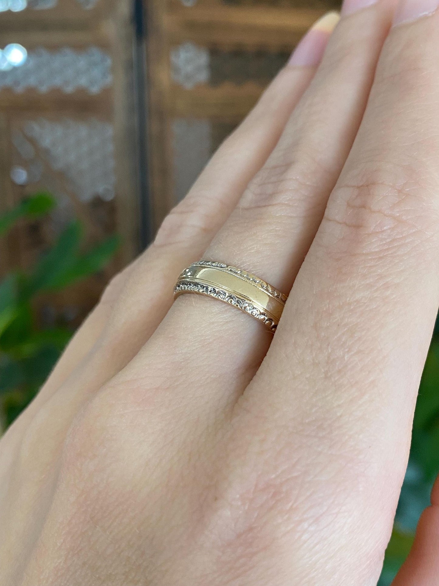 Vintage Solid 14k Yellow Gold Designed Ring Band - Size 7.75
