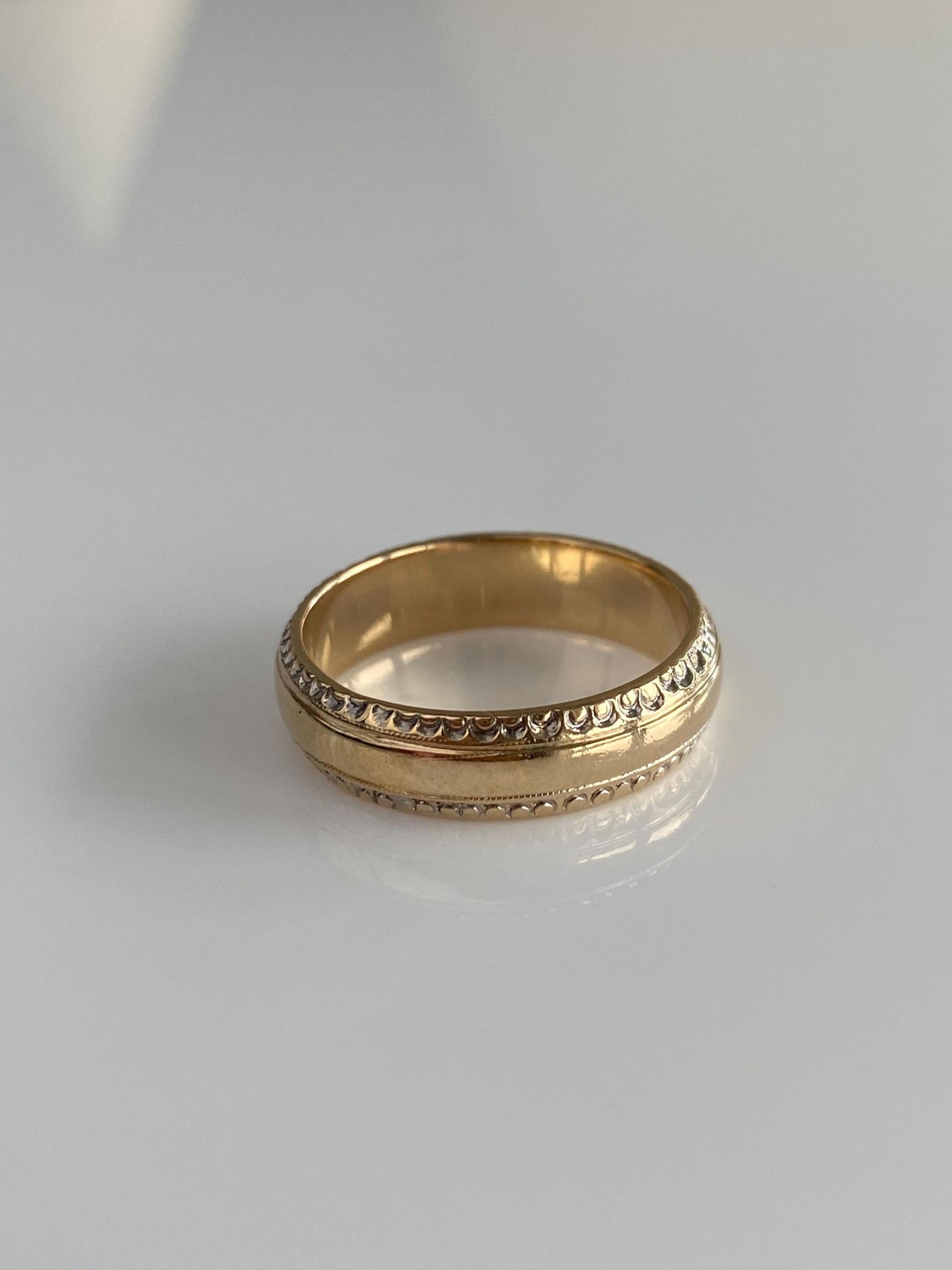 Vintage Solid 14k Yellow Gold Designed Ring Band - Size 7.75