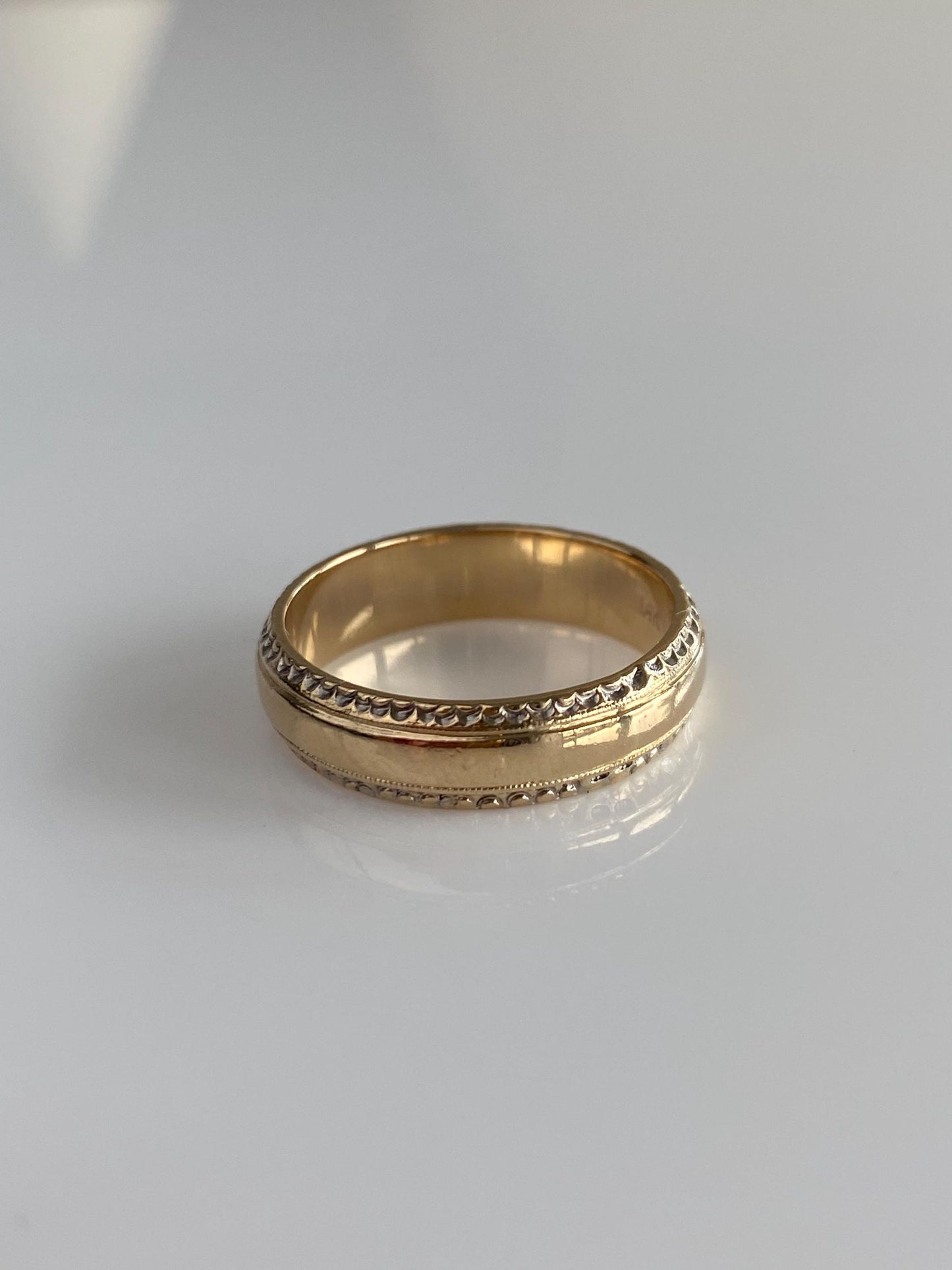 Vintage Solid 14k Yellow Gold Designed Ring Band - Size 7.75