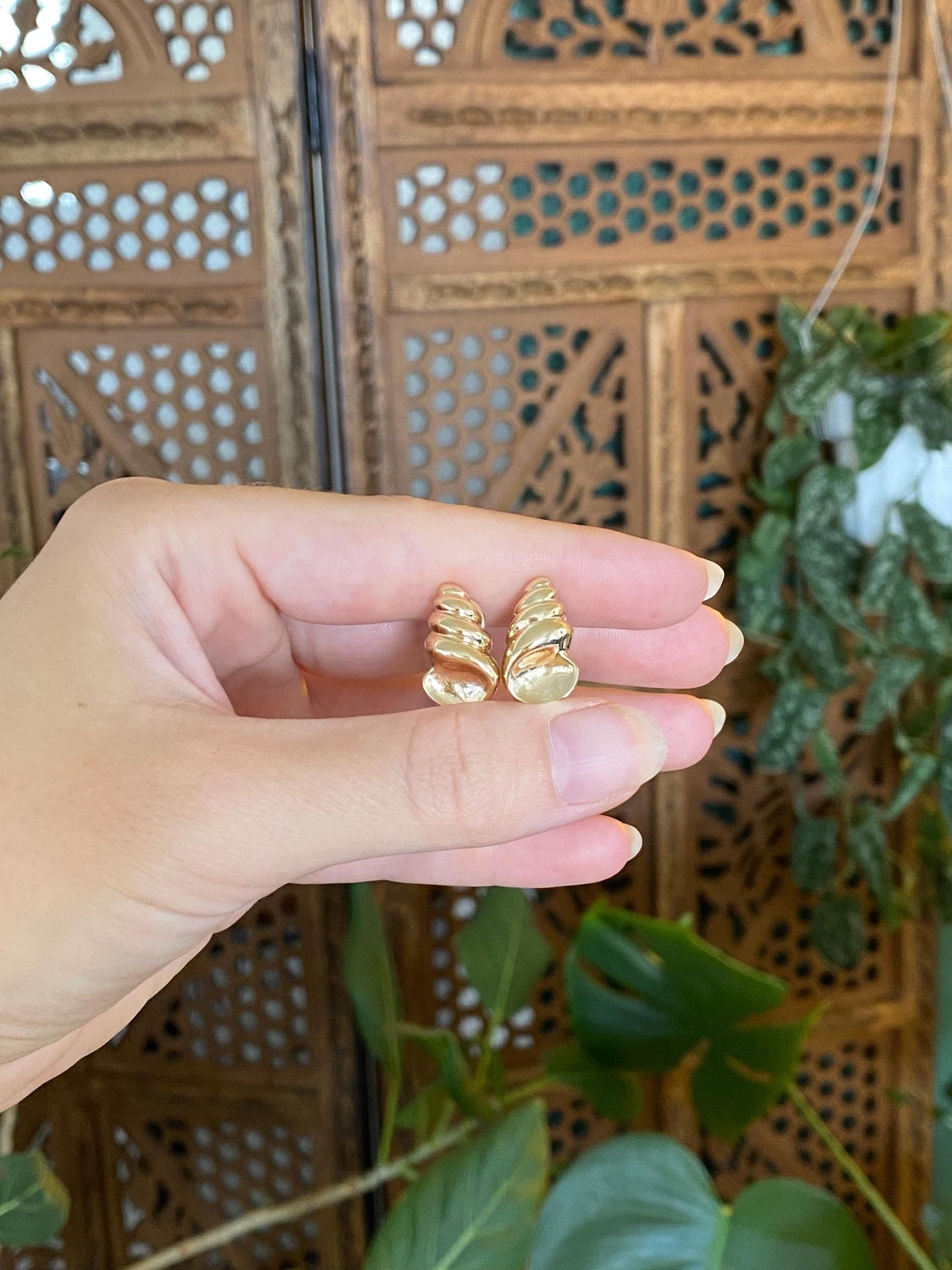 Vintage Solid 14k Yellow Gold Shell Drop Earrings