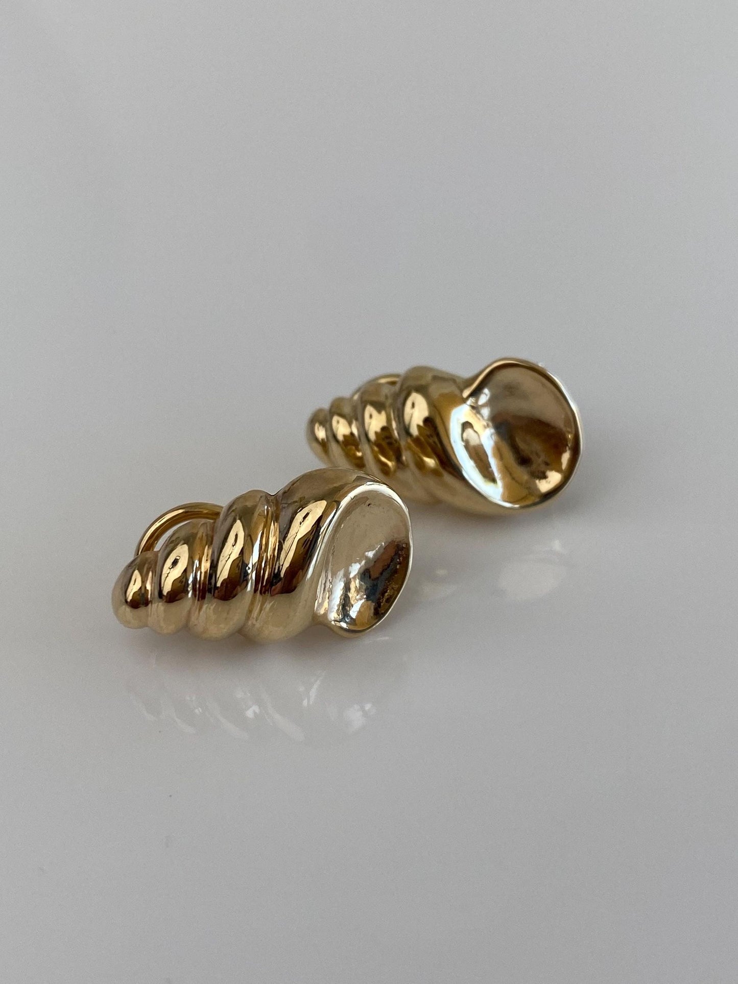 Vintage Solid 14k Yellow Gold Shell Drop Earrings