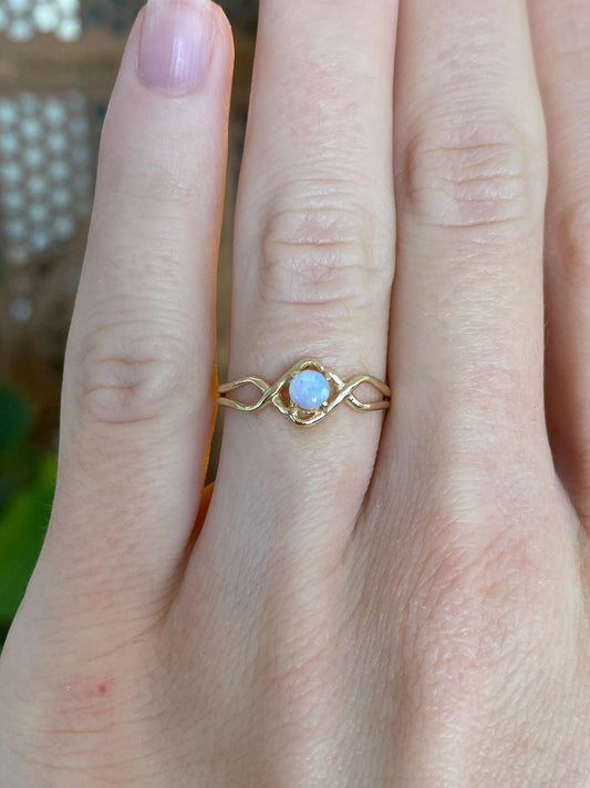 Vintage Solid 14k Yellow Gold Opal Ring - Size 5.25