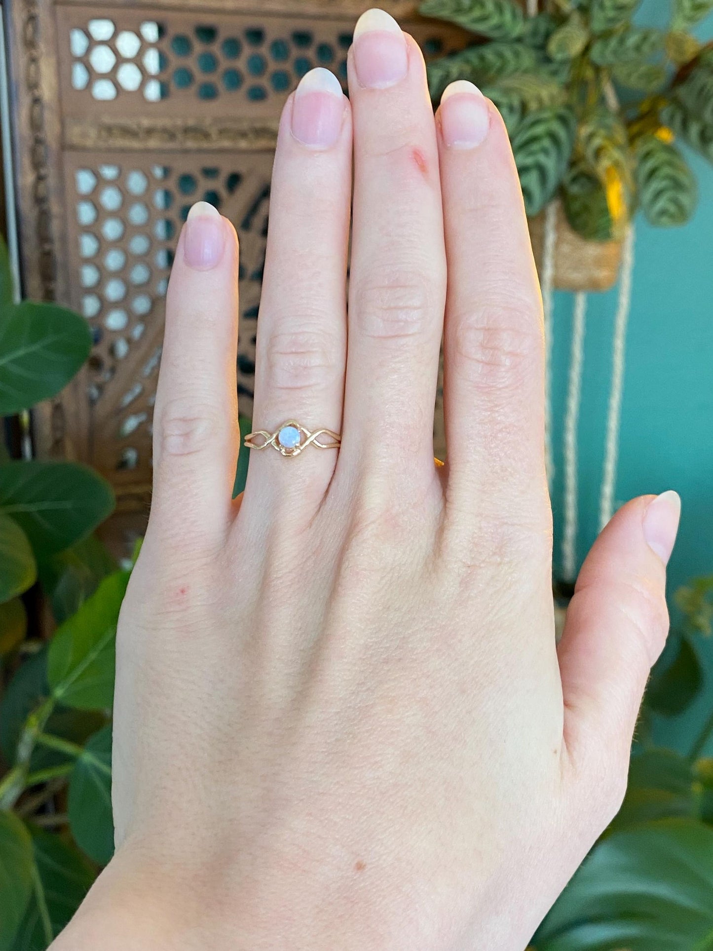 Vintage Solid 14k Yellow Gold Opal Ring - Size 5.25