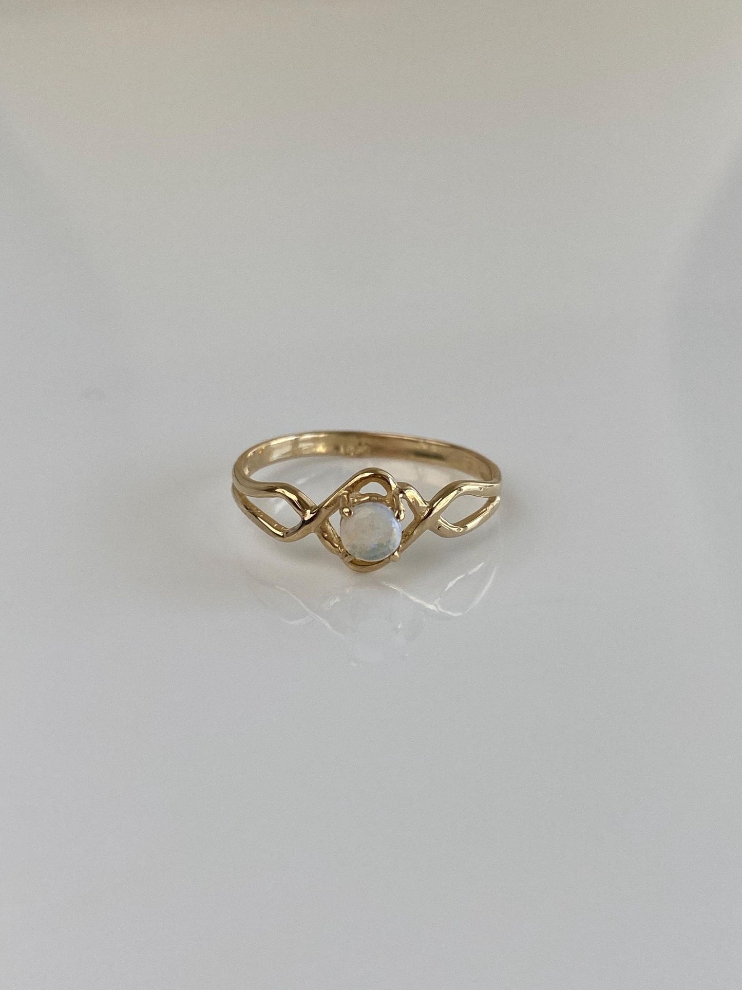 Vintage Solid 14k Yellow Gold Opal Ring - Size 5.25