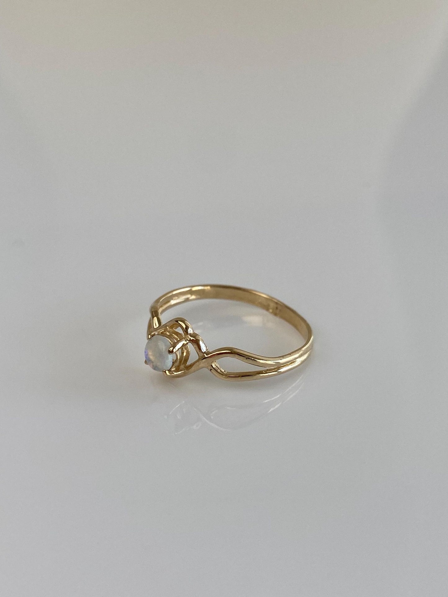 Vintage Solid 14k Yellow Gold Opal Ring - Size 5.25